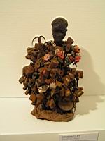 Sculpture vodou Fon, Benin, bois, cadenas, cles, fers noirs, tissus, matieres sacrificielles (1)